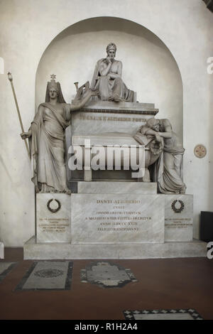 Marmor Kenotaph für Italienische mittelalterlichen Dichter Dante Alighieri, entworfen von italienischen klassizistischen Bildhauer Stefano Ricci und 1829 in der Basilika von Santa Croce (Basilika des Heiligen Kreuzes) in Florenz, Toskana, Italien errichtet. Stockfoto