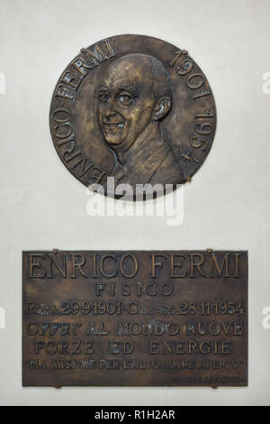 Gedenken Gedenktafel an italienischen Physiker Enrico Fermi, der der Schöpfer der ersten Kernreaktor der Welt, die in der Basilika di Santa Croce (Basilika des Heiligen Kreuzes) in Florenz, Toskana, Italien. Stockfoto