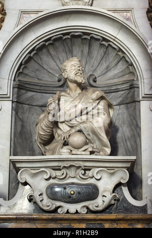 Beerdigung Denkmal der italienische Astronom und Physiker Galileo Galilei von dem italienischen Bildhauer Giulio Foggini, Vincenzo Foggini, Giovan Battista Foggini und Girolamo Ticciati (1737), die in der Basilika di Santa Croce (Basilika des Heiligen Kreuzes) in Florenz, Toskana, Italien. Stockfoto