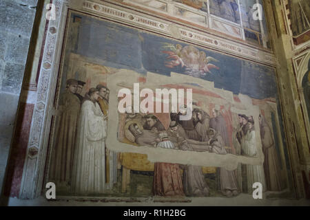 Tod und Himmelfahrt des Heiligen Franz von Assisi. Fresko von italienischen Renaissance Maler Giotto di Bondone (1325) in der Cappella Bardi (Bardi Kapelle) in der Basilika di Santa Croce (Basilika des Heiligen Kreuzes) in Florenz, Toskana, Italien. Stockfoto