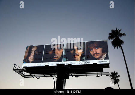 Die Beatles auf eine beleuchtete Reklametafeln für die zum 50. Jahrestag re-release einer remastered White Album auf dem Sunset Strip in L.A., CA Stockfoto