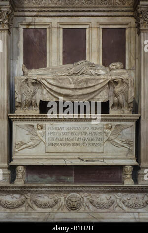 Begräbnis Monument der italienischen Renaissance, Humanist und Historiker Leonardo Bruni, entworfen von italienischen Renaissance Bildhauers Bernardo Rossellino (1445-1450) in der Basilika di Santa Croce (Basilika des Heiligen Kreuzes) in Florenz, Toskana, Italien. Stockfoto