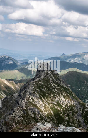 Scharfe Ostry Rohac mit Giewont auf dem Hintergrund von Placlive Peak auf rohace Berg Gruppe in der Westlichen Tatra in der Slowakei Stockfoto