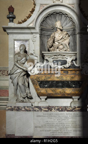 Beerdigung Denkmal der italienische Astronom und Physiker Galileo Galilei von dem italienischen Bildhauer Giulio Foggini, Vincenzo Foggini, Giovan Battista Foggini und Girolamo Ticciati (1737), die in der Basilika di Santa Croce (Basilika des Heiligen Kreuzes) in Florenz, Toskana, Italien. Stockfoto