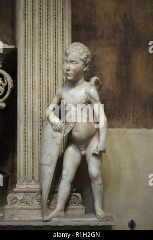 Marmor Putto auf der Beerdigung Denkmal der italienischen Renaissance Humanisten Carlo Marsuppini entworfen von italienischen Renaissance Bildhauer Desiderio da Settignano da (1430-1464) in der Basilika di Santa Croce (Basilika des Heiligen Kreuzes) in Florenz, Toskana, Italien. Stockfoto