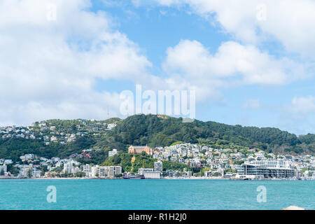 Hang Wohnungen verpackt nahe zusammen auf der Seite Mount Victoria, Wellington. Stockfoto