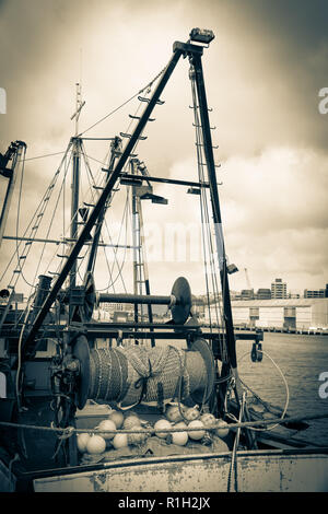 Im alten Stil Bild kommerziellen Fischerboote und Netze am Wharf Wellington vertäut. Stockfoto
