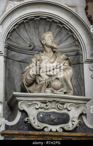 Beerdigung Denkmal der italienische Astronom und Physiker Galileo Galilei von dem italienischen Bildhauer Giulio Foggini, Vincenzo Foggini, Giovan Battista Foggini und Girolamo Ticciati (1737), die in der Basilika di Santa Croce (Basilika des Heiligen Kreuzes) in Florenz, Toskana, Italien. Stockfoto