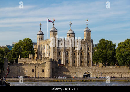 Tower von London aus über die Themse, London, England Stockfoto