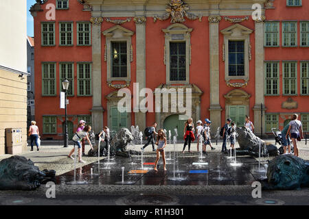 Danzig, Polen - Juli 7, 2018. Brunnen der vier Quartale, schöne Straße Kunst vor der St. Mary's Kirche in der Altstadt von Danzig, Polen. Stockfoto