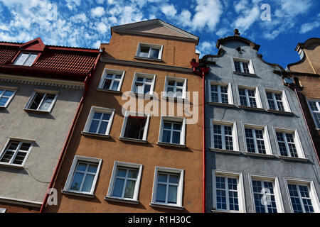 Schöner Blick auf die Altstadt von Danzig, Polen, mit reich verzierten Häusern und tollen weissen Wolken am blauen Himmel. Stockfoto