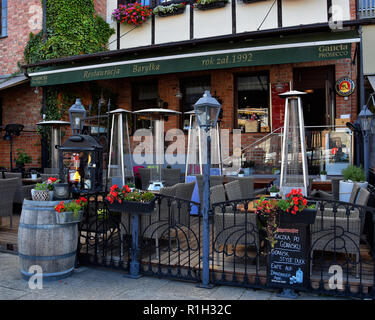 Ufer des alten Hafens, über Fluss Mottlau mit historischen Ufer Kai (Dlugie Pobrzeze), die mittelalterliche hölzerne Krantor in Danzig. Barytka Restaurant. Stockfoto