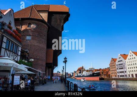 Alter Hafen, über Fluss Mottlau mit historischen Ufer Kai (Dlugie Pobrzeze), die mittelalterliche hölzerne Krantor und der Kran (zuraw), Danzig, Polen Stockfoto