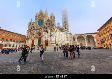 Siena, Italien - Oktober 25, 2018: Wahrzeichen der Toskana Siena Dom, Duomo di Siena und Touristen Stockfoto