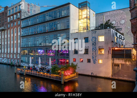 Watergate Club Freiluft Terasse auf der Spree in der Dämmerung, Berlin, Deutschland Stockfoto