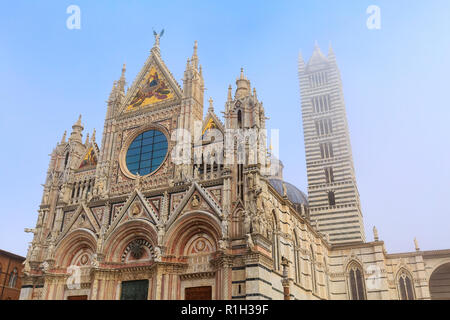 Wahrzeichen der Toskana Siena Dom, Duomo di Siena im Morgennebel, Italien Stockfoto