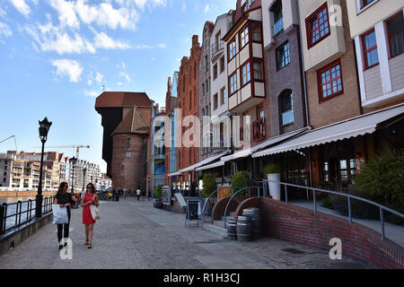 Alter Hafen, über Fluss Mottlau mit historischen Ufer Kai (Dlugie Pobrzeze), die mittelalterliche hölzerne Krantor und der Kran und Osrodek Kultury Museum Stockfoto