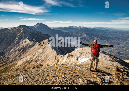 Hohe groß, Mann stand mit erhobenen Händen auf der Oberseite des Berges Camicia. . Abruzzen Stockfoto