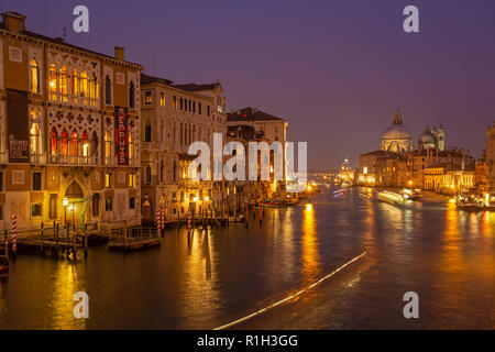 Die Grand Canal und der basillica von Santa Maria della Salute gesehen von Academia Brücke in Venedig bei Nacht Stockfoto