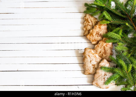 Gingerbread cookies und Weihnachtsbaum Filialen auf Holz- Hintergrund Stockfoto