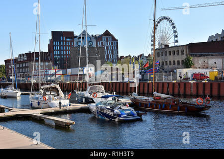 Danzig, Polen - Juli 7, 2018. Historischer Hafen über Fluss Mottlau und Altstadt mit traditioneller Architektur. Amber Rad. Stockfoto