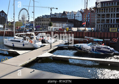 Danzig, Polen - Juli 7, 2018. Historischer Hafen über Fluss Mottlau und Altstadt mit traditioneller Architektur. Amber Rad. Stockfoto