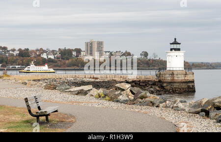 Ein Leuchtturm in Portland Maine guides maritime nautische Bootsverkehr, Tag und Nacht Stockfoto