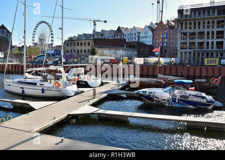 Danzig, Polen - Juli 7, 2018. Historischer Hafen über Fluss Mottlau und Altstadt mit traditioneller Architektur. Amber Rad. Stockfoto