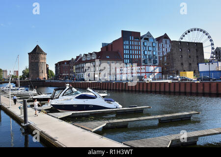 Danzig, Polen - Juli 7, 2018. Historischer Hafen über Fluss Mottlau und Altstadt mit traditioneller Architektur. Amber Rad. Stockfoto