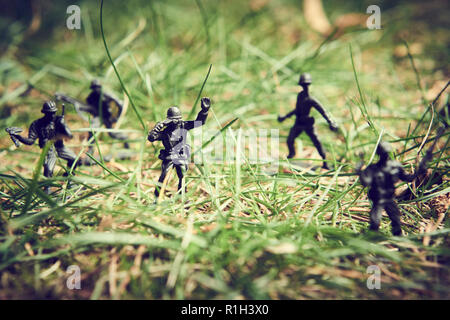 Soldaten im Dschungel zu kämpfen. Konzept Bild von Spielzeug aus Plastik Soldaten in echtem Rasen. Selektive konzentrieren. Stockfoto