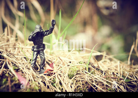 Soldaten im Dschungel zu kämpfen. Konzept Bild von Spielzeug aus Plastik Soldaten in echtem Rasen. Selektive konzentrieren. Stockfoto