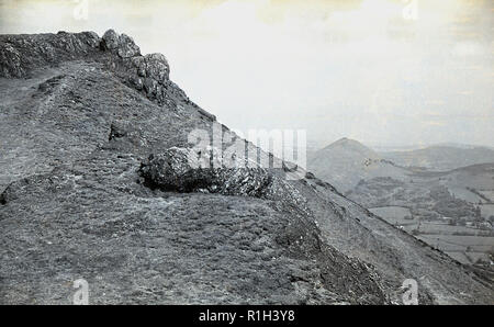 1950, historische, große Steine bilden einen felsigen Gipfel oben auf einem Hügel über einem Tal in der Nähe von festininog in der Snowdonia National Park. Stockfoto