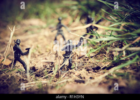 Soldaten im Dschungel zu kämpfen. Konzept Bild von Spielzeug aus Plastik Soldaten in echtem Rasen. Selektive konzentrieren. Stockfoto