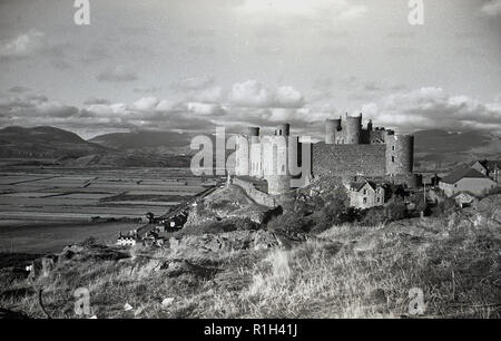 1950, historische, eine Ansicht aus dieser Ära von Harlech Castle, eine mittelalterliche Festung, erbaut auf einem Sporn des Rock und die umliegenden walisische Landschaft, Gwynedd, Wales. Stockfoto