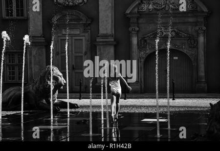 Danzig, Polen - Juli 7, 2018. Brunnen der vier Quartale, schöne Straße Kunst vor der St. Mary's Kirche in der Altstadt von Danzig, Polen. Stockfoto