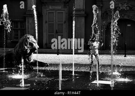 Danzig, Polen - Juli 7, 2018. Brunnen der vier Quartale, schöne Straße Kunst vor der St. Mary's Kirche in der Altstadt von Danzig, Polen. Stockfoto