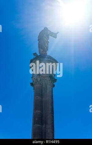 Fátima ist das Zentrum der katholischen Religion in Portugal. Die Statue von Jesus steigt hoch in den wichtigsten Platz der Basilika. Stockfoto