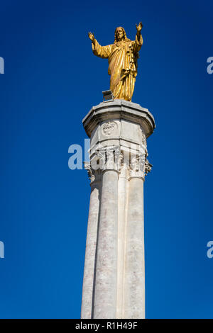 Fátima ist das Zentrum der katholischen Religion in Portugal. Die Statue von Jesus steigt hoch in den wichtigsten Platz der Basilika. Stockfoto