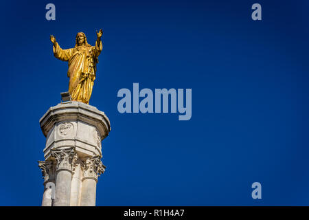 Fátima ist das Zentrum der katholischen Religion in Portugal. Die Statue von Jesus steigt hoch in den wichtigsten Platz der Basilika. Stockfoto