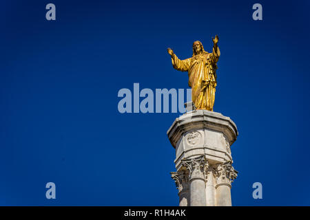Fátima ist das Zentrum der katholischen Religion in Portugal. Die Statue von Jesus steigt hoch in den wichtigsten Platz der Basilika. Stockfoto
