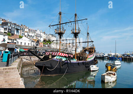 Vollständige Nachbildung von Sir Francis Drakes Schiff der Golden Hind im Hafen von Brixham, Devon, England, Großbritannien, Großbritannien. Stockfoto