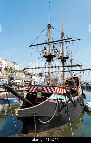 Vollständige Nachbildung von Sir Francis Drakes Schiff der Golden Hind im Hafen von Brixham, Devon, England, Großbritannien, Großbritannien. Stockfoto