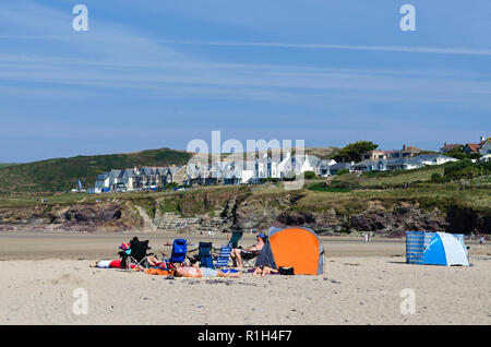 Spätsommer am Polzeath Beach in Cornwall, England, Großbritannien. Stockfoto