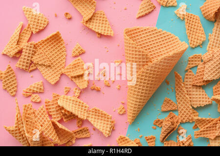 Eis Waffeln auf Pastell rosa und blauen Hintergrund, Ansicht von oben flache moderne minimal Komposition legen Stockfoto