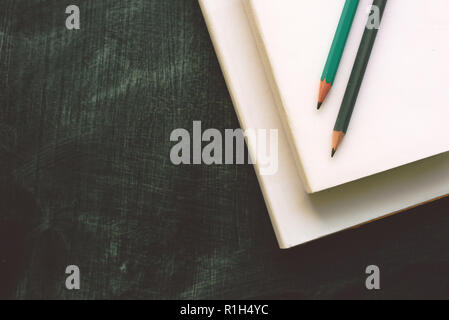 Bleistifte und Bücher über grunge Oberfläche als Kopie Raum Stockfoto