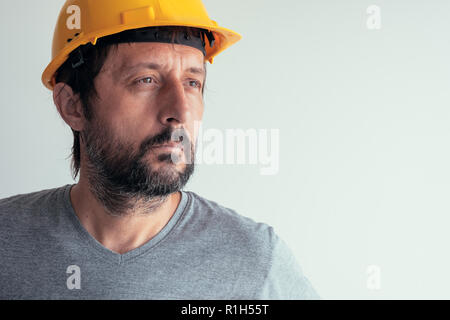 Porträt von Ernst nachdenklich Bau Ingenieur auf hellen Hintergrund isoliert Stockfoto