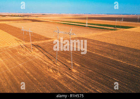 Hochspannung Strommasten für die Kraftübertragung in Feld aus drohne pov Stockfoto