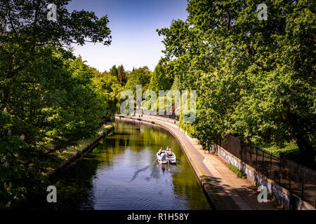 Canal Cruise Boot auf der Regent's Canal, Regent's Park, London, England, Vereinigtes Königreich Stockfoto