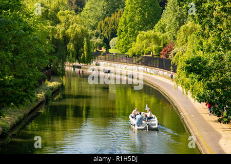 Canal Cruise Boot auf der Regent's Canal, Regent's Park, London, England, Vereinigtes Königreich Stockfoto