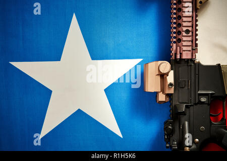 Blick von oben auf ein Maschinengewehr, die auf dem Hintergrund der Texas Flagge befindet. Stockfoto